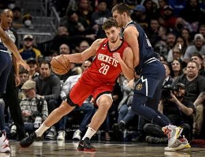 火龙系!申京赛季前5场场均7.6助 仅次于约基奇&张伯伦中锋第三