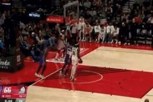 挺突然!斯玛特快下接球单手上篮再进 湖人12-1攻击波反超比分