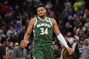 摊牌了？里弗斯：裁判说字母哥被打手但能扛住 所以没给犯规