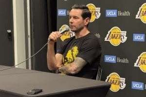 雷迪克穿艾顿定制球衣出席新闻发布会：我们希望他能成为雄狮！